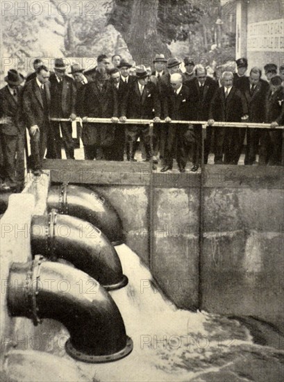 Rome - The Duce among the workers who work the excavations of the Circus Maximus