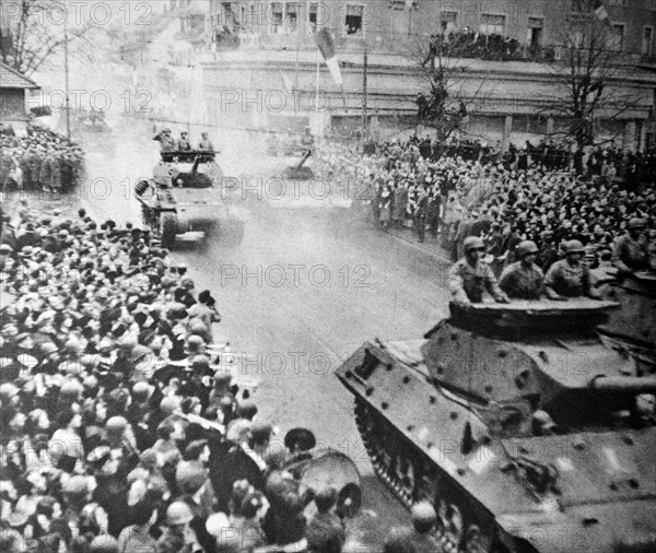 WWII : French army tanks pass through the liberated town of Mulhouse 1945