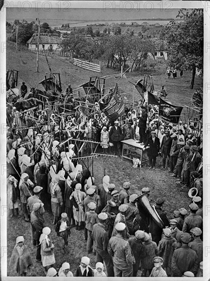 Discussing harvesting in a collective farm, USSR