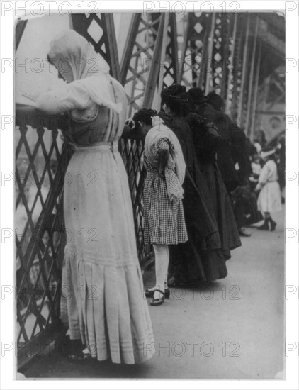 Jews praying on Williamsburg Bridge