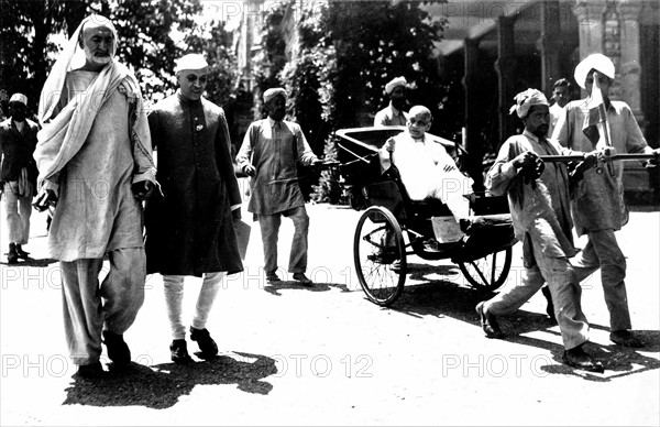 Abdul Ghaffar Khan and Jawaharlal Nehru walk to a meeting