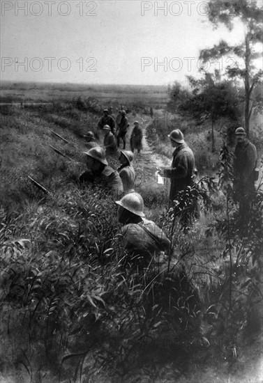 French colonial Zouave soldiers prepare to resist a german military advance in France 1915