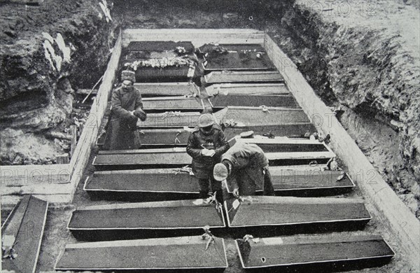 mass funeral in St Petersberg, Russia as soldiers are buried 1917