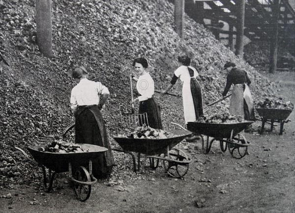 Women doing war work. Loading coal at Coventry;   England during WWI 1916