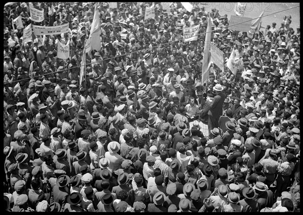 Crowds outside the Rehavia gymnasium listening to a speech by Yitzhak Ben Zvi