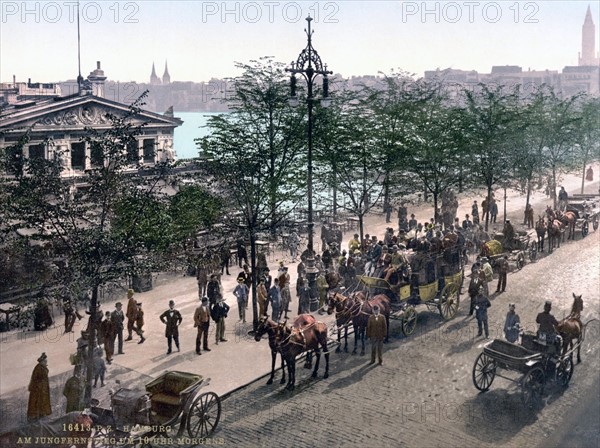 Colour photograph of horse drawn carriages at Jungfernsteig