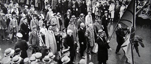 Photograph of socialist men in the SDAP pageant parade