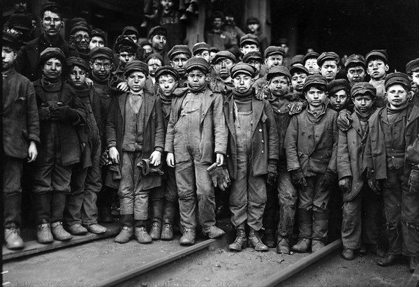 Breaker boys working in Ewen Breaker Coal Mine, South Pittston, Pennsylvania