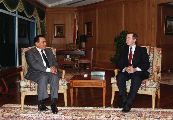 Photograph of US Defence Secretary William Cohen and Egyptian President Hosni Mubarak