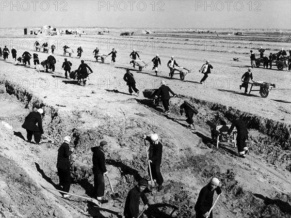 Chinese peasants farming on a communal farm