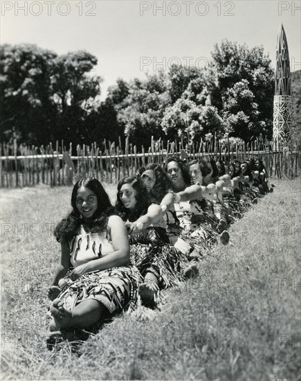 Canoe Poi, Maori Women in Rotorua