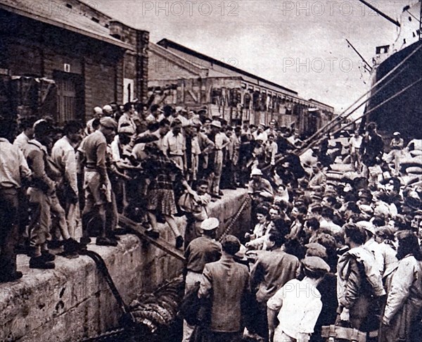 Photograph of Jewish immigrants entering Palestine the morning that the British Mandate ended