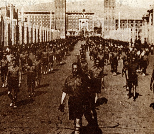 Photograph taken during the Parade of escamots d'Estat Catalá, in its pro-fascist dress on Avenida Reina Maria Cristina