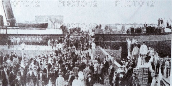 Immigrants arrive from the ship 'Thetis' 1882