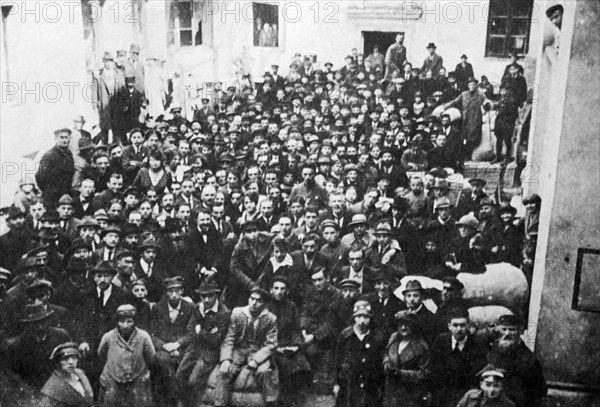 Jewish emigrants leaving Warsaw, Poland to go to Palestine 1922