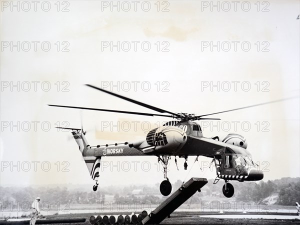 Photograph of a Sikorsky S-64 Skycrane, an American twin-engine heavy-lift helicopter