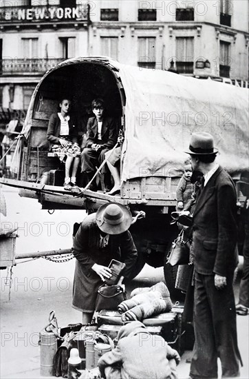 Photograph of returning refugees in Paris during the German occupation of France 1940