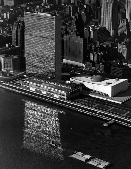 Photograph of the exterior of the United Nations Headquarters in New York