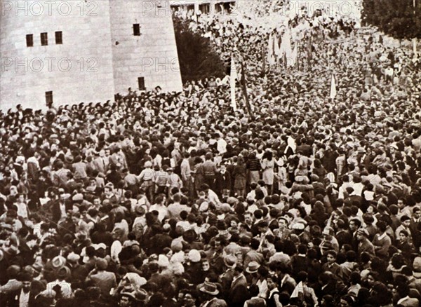 Photograph of a crowd of Palestinian Jews gather in Jerusalem