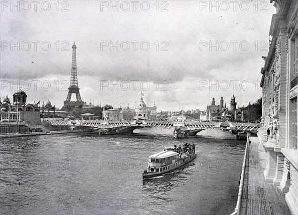 Photograph of the walkway of Alma; view over the Seine looking towards the Eiffel Tower