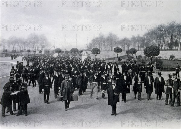 Photograph of a crowd of civil servants arriving in Les Tuileries