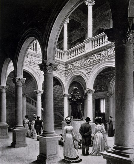 Photograph of the courtyard of the Spanish Palace