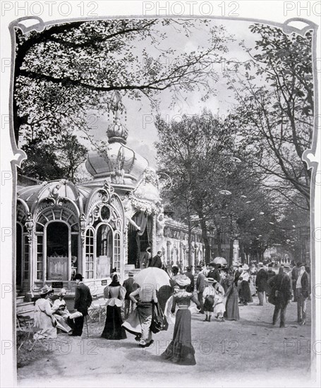 Photograph of the Rue du Paris shows attractions set up by the brothers Guillaume