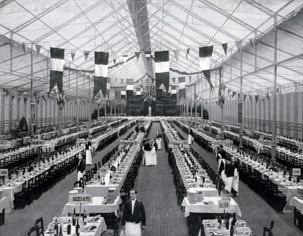 Photograph of the interior of an enormous banquet hall entitled Le Banquet des Maires