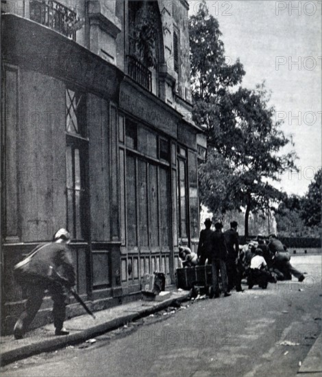 French men making barricades against the German invasion of France during World War II