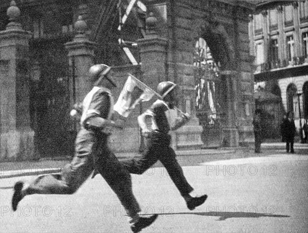 Allied troops on the streets of Paris at the end of World War II