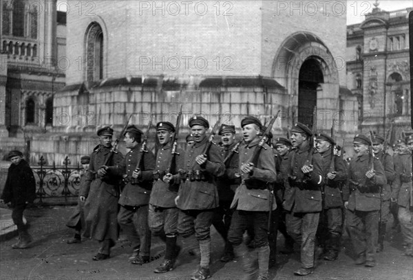 Polish troops marching through Warsaw in 1919