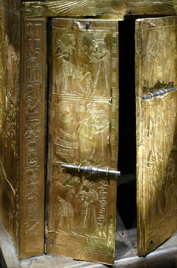 Gilded wooden statue stand. Reign of Tutankhamun