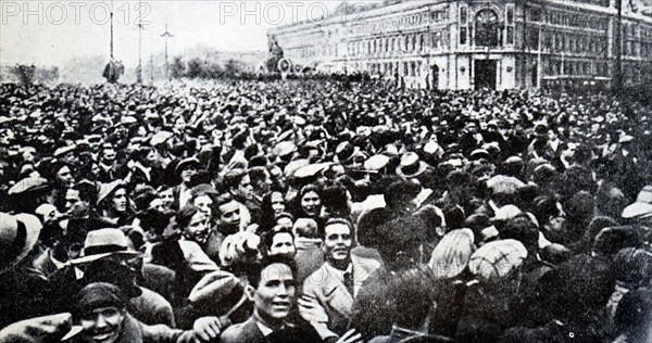 Crowds gather in The Plaza de Cibeles in Madrid for the Frente Popular