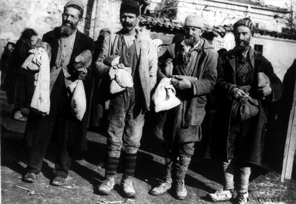 Prisonniers de guerre grecs, libérés des prisons bulgares, avec des vivres remis par la Croix Rouge durant la Guerre des Balkans