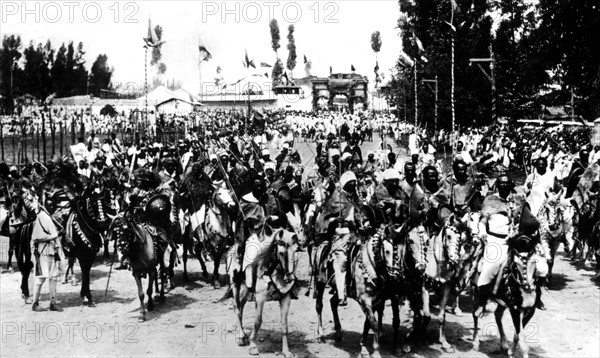 Ras, chefs de tribus et guerriers quittant Addis Abbeba pour le front, accompagnés de la garde impériale