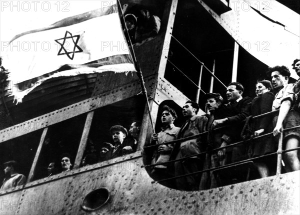 Retour en Palestine des réfugiés juifs. Ils font partie du 1er groupe en rapatriement des 13 000 qui furent emmenés à Chypre. A bord du navire "L'Empire royal", ils rentrent à Haïfa en chantant l'hymne national israélite