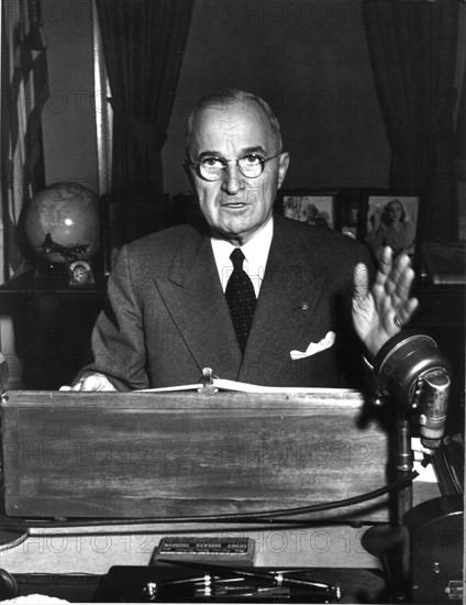 Guerre de Corée, proclamation, à la radio, par le Président Truman, de l'état d'urgence, décembre 1950