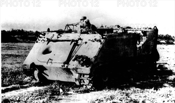 Guerre du Vietnam, soldats de l'armée de libération sud-vietnamienne sur un char capturé à l'ennemi, décembre 1966