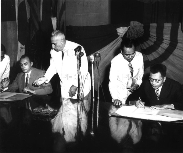 Guerre d'Indochine, Saïgon. Transfert du port de Saïgon au gouvernement vietnamien, après les accords de Paris de décembre 1954