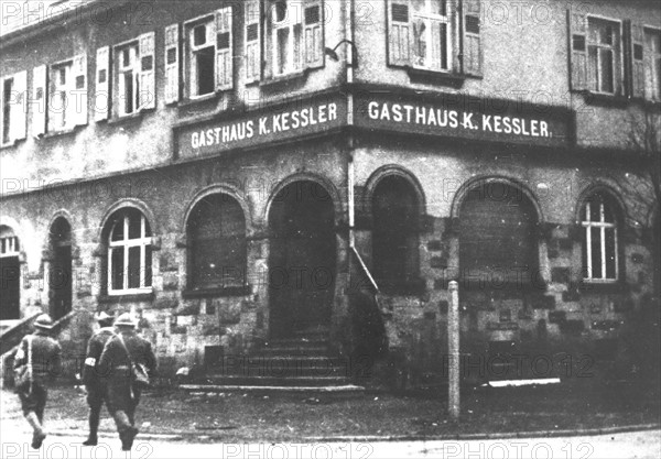 Allemagne, Front français, soldats traversant un village allemand abandonné, octobre 1939