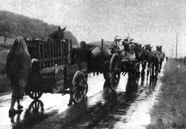 France, Exode, sous la pluie, des réfugiés quittent leur ville et leurs maisons, mai 1940