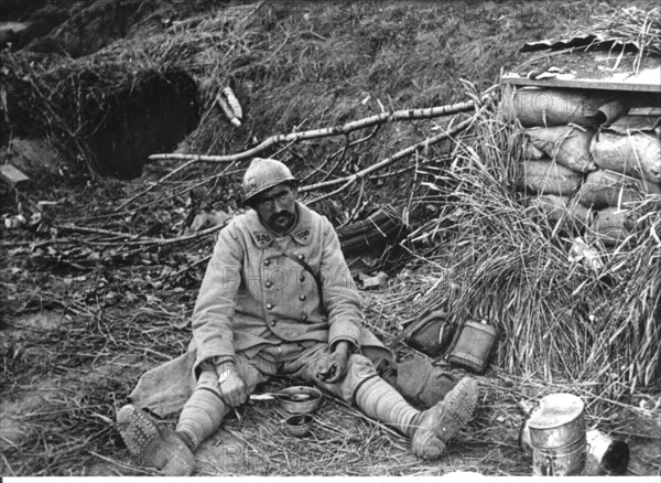 Première Guerre Mondiale, soldat déjeunant près des abris près d'Autheuil (Oise)