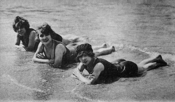 Baigneuses sur la plage, carte postale