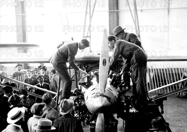 Charles Lindbergh. Traversée de l'Atlantique. Linbergh près de l'hélice du "Spirit of St-Louis"