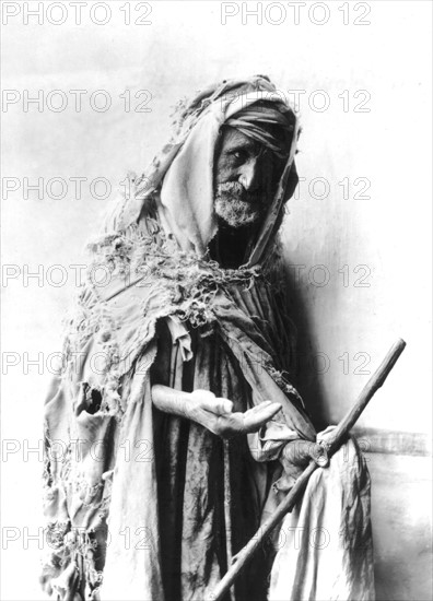 Un vieux mendiant à Tunis. Photographie de Maurice Guibert