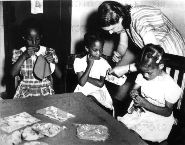 Ecolières Afro-américaines apprenant la couture à l'école