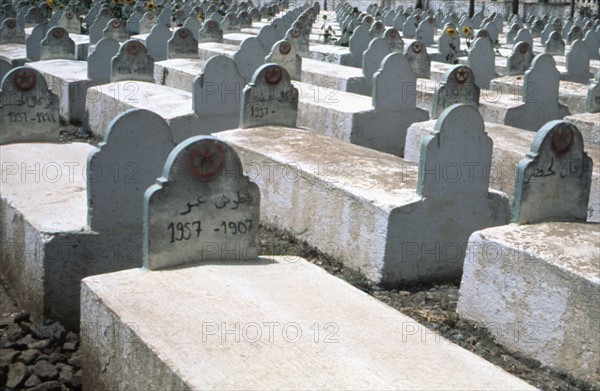 Algérie, Vallée de la Soummam, le cimetière d'Ouzellagen