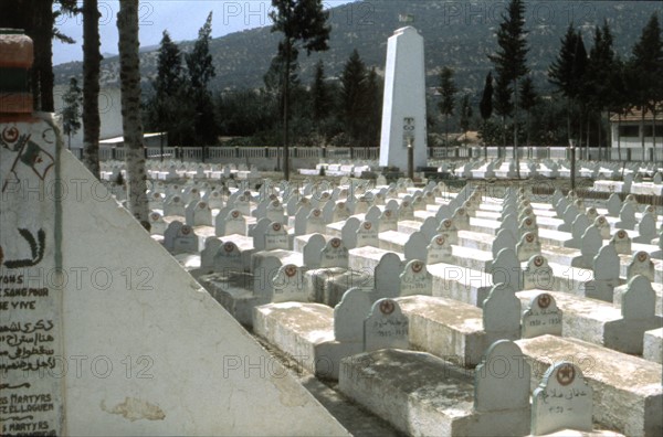 Algérie, Vallée de la Soummam, le cimetière d'Ouzellagen