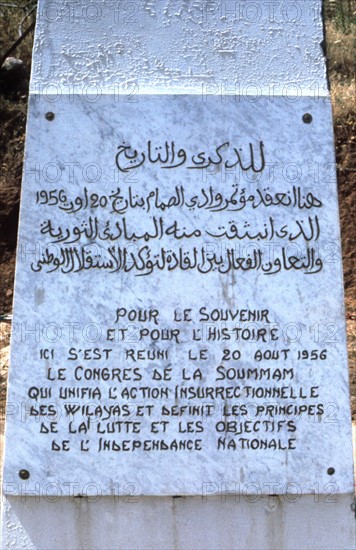 Algérie, Vallée de la Soummam, stèle commémorative du Congrès de la Soummam
