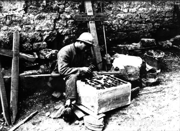Préparation des croix à Mesnil-sous-les Cotes (Meuse)
